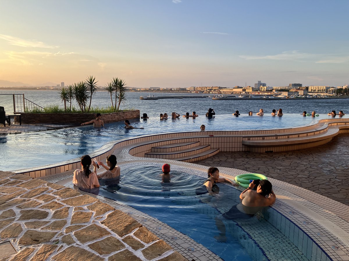 enospa's tweet photo. 【28日はスパの日】
LINE友だちは￥2,800で時間制限なく[温泉・プールプラン]をご利用になれます。飲食店舗は対象メニューご注文でプレゼントがあってお得。
海を見ながら至福の時間をお過ごしください。
6月は全日イベントデーをお休みします
#江の島 #温泉 #プール #サウナ #日帰り #アイランドスパ https://t.co/Mc9PlsIRV8