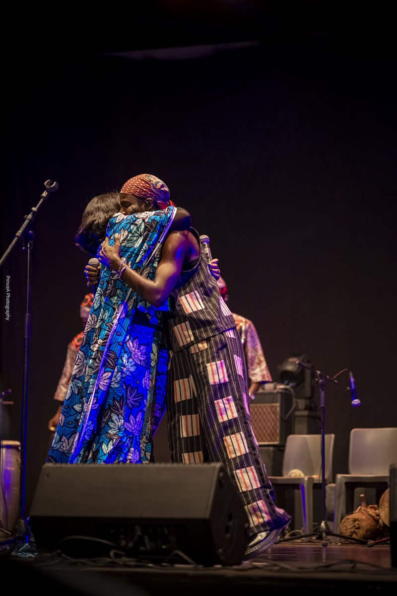 Opaofficiel's tweet photo. Le samedi dernier j’ai eu la grâce de prester Avec une artiste qui m’a beaucoup marqué en tant qu’enfant et en tant qu’artiste. J’étais avec la queen Zeynab ❤️. C’était un moment incroyable. Rdv le 20 juin pour notre concert 🇧🇯 https://t.co/wsLOaAQ7wK