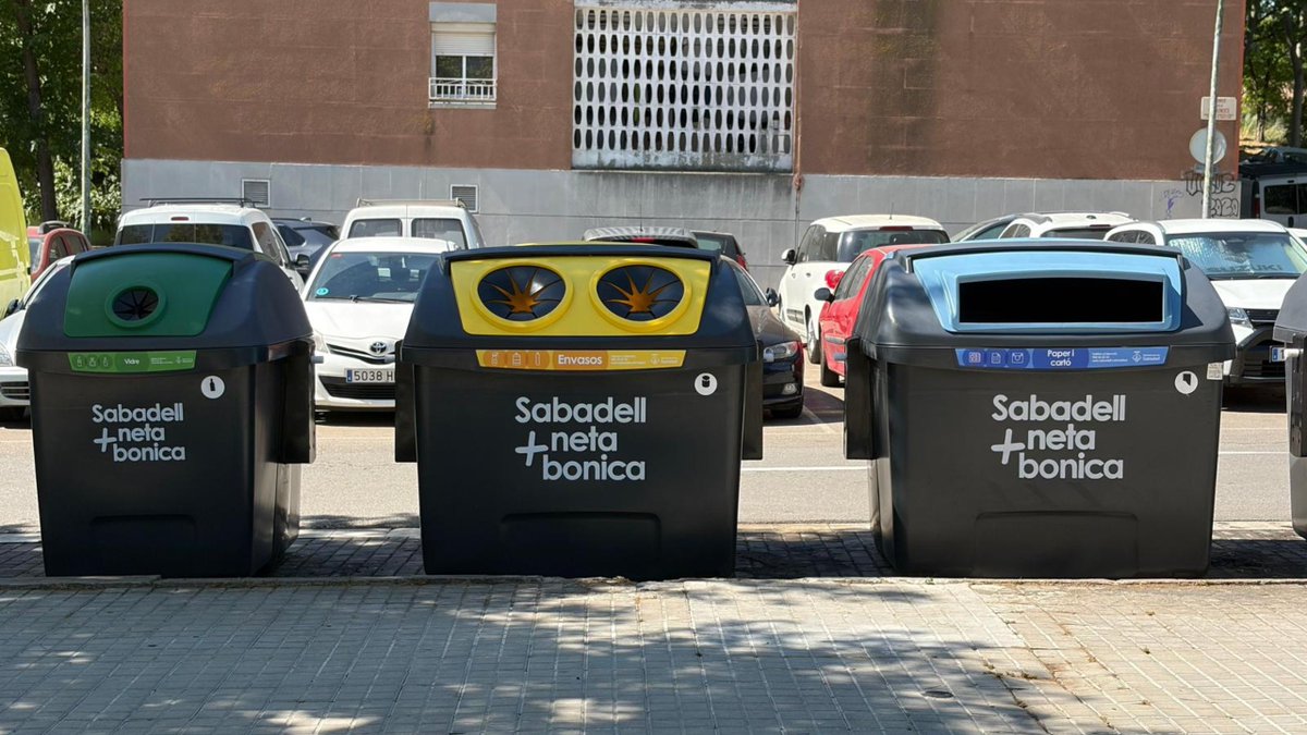 Aj_Sabadell's tweet photo. #NOTÍCIA ➡️Cifuentes estrena un nou model de contenidors pensats per millorar la recollida i l’accessibilitat

📌 Més informació: https://t.co/AzREuyHKCy 

#Sabadell #EspaiPúblic #Contenidors https://t.co/FX3qxXnJgz