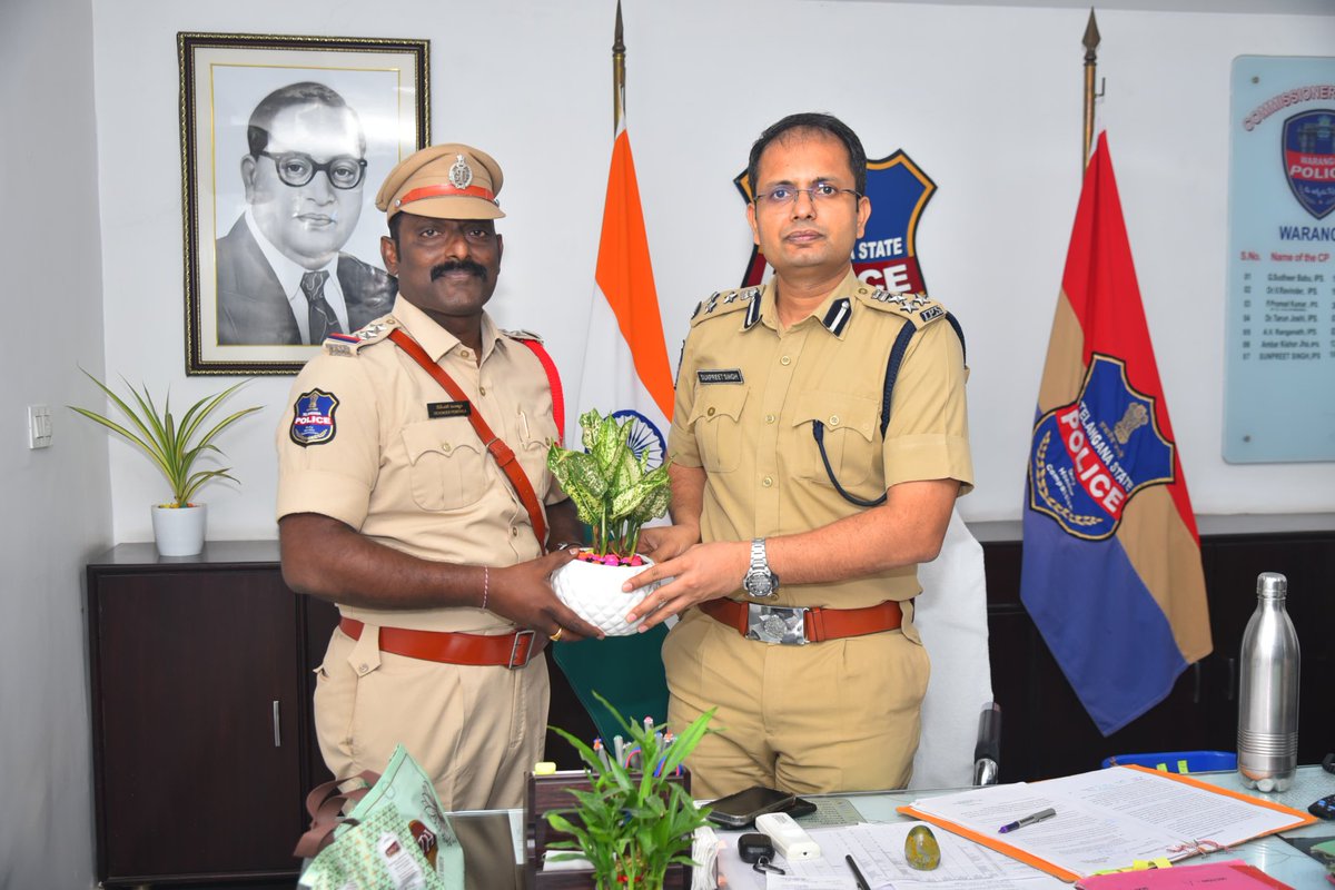 warangalpolice's tweet photo. సమర్ధవంతంగా విధులు నిర్వహించాలి : వరంగల్ పోలీస్ కమిషనర్ 

అప్పగించిన పనులను అధికారులు సమర్థవంతంగా నిర్వర్తించాలని సీపీ స్పష్టం చేశారు. సీసీఎస్, టాస్క్‌ఫోర్స్ విభాగాల్లో నూతనంగా బాధ్యతలు చేపట్టిన ఇన్‌స్పెక్టర్లు దేవేందర్, హరికృష్ణ సీపీని మర్యాదపూర్వకంగా కలిసి మొక్కలు అందజేశారు. ఈ సందర్భంగా సీపీ మాట్లాడుతూ.. పోలీస్ శాఖ కీర్తిప్రతిష్టలు అధికారుల పనితీరుపైనే ఆధారపడి ఉంటాయన్నారు. విధి నిర్వహణలో ప్రతి ఒక్కరూ బాధ్యతాయుతంగా వ్యవహరించాలని ఆయన సూచించారు.
@TelanganaDGP
@TelanganaCOPs