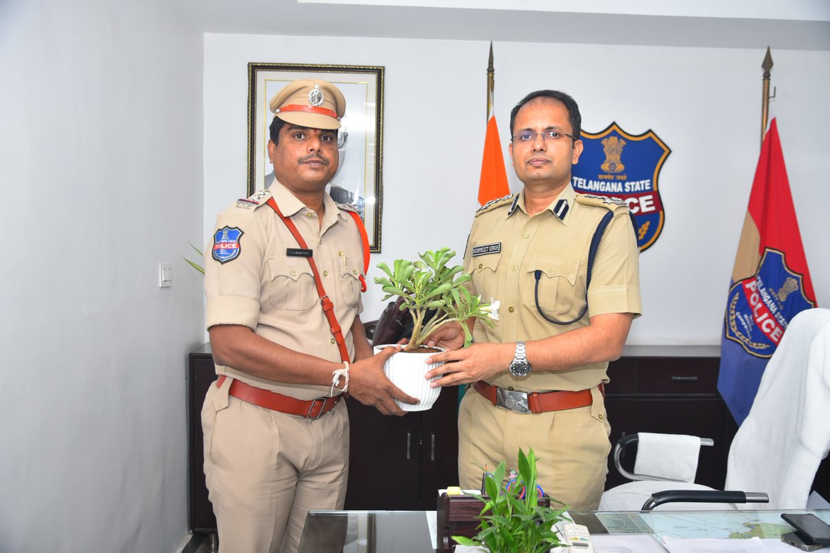 warangalpolice's tweet photo. సమర్ధవంతంగా విధులు నిర్వహించాలి : వరంగల్ పోలీస్ కమిషనర్ 

అప్పగించిన పనులను అధికారులు సమర్థవంతంగా నిర్వర్తించాలని సీపీ స్పష్టం చేశారు. సీసీఎస్, టాస్క్‌ఫోర్స్ విభాగాల్లో నూతనంగా బాధ్యతలు చేపట్టిన ఇన్‌స్పెక్టర్లు దేవేందర్, హరికృష్ణ సీపీని మర్యాదపూర్వకంగా కలిసి మొక్కలు అందజేశారు. ఈ సందర్భంగా సీపీ మాట్లాడుతూ.. పోలీస్ శాఖ కీర్తిప్రతిష్టలు అధికారుల పనితీరుపైనే ఆధారపడి ఉంటాయన్నారు. విధి నిర్వహణలో ప్రతి ఒక్కరూ బాధ్యతాయుతంగా వ్యవహరించాలని ఆయన సూచించారు.
@TelanganaDGP
@TelanganaCOPs