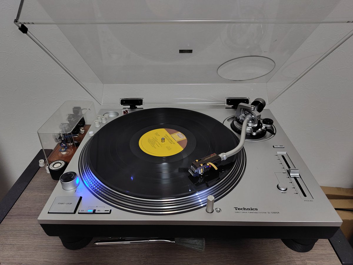 BadTuning's tweet photo. レコ屋通ってると聴きたいアルバムが増えてくる。オリジナルで聴いたらええんやろなーと思ってもお高い。で今回は再発盤をサクッと購入。事前にファンサイトでどの再発盤が良いか調べて良かった。いい音です。 https://t.co/yK0XT4isdn