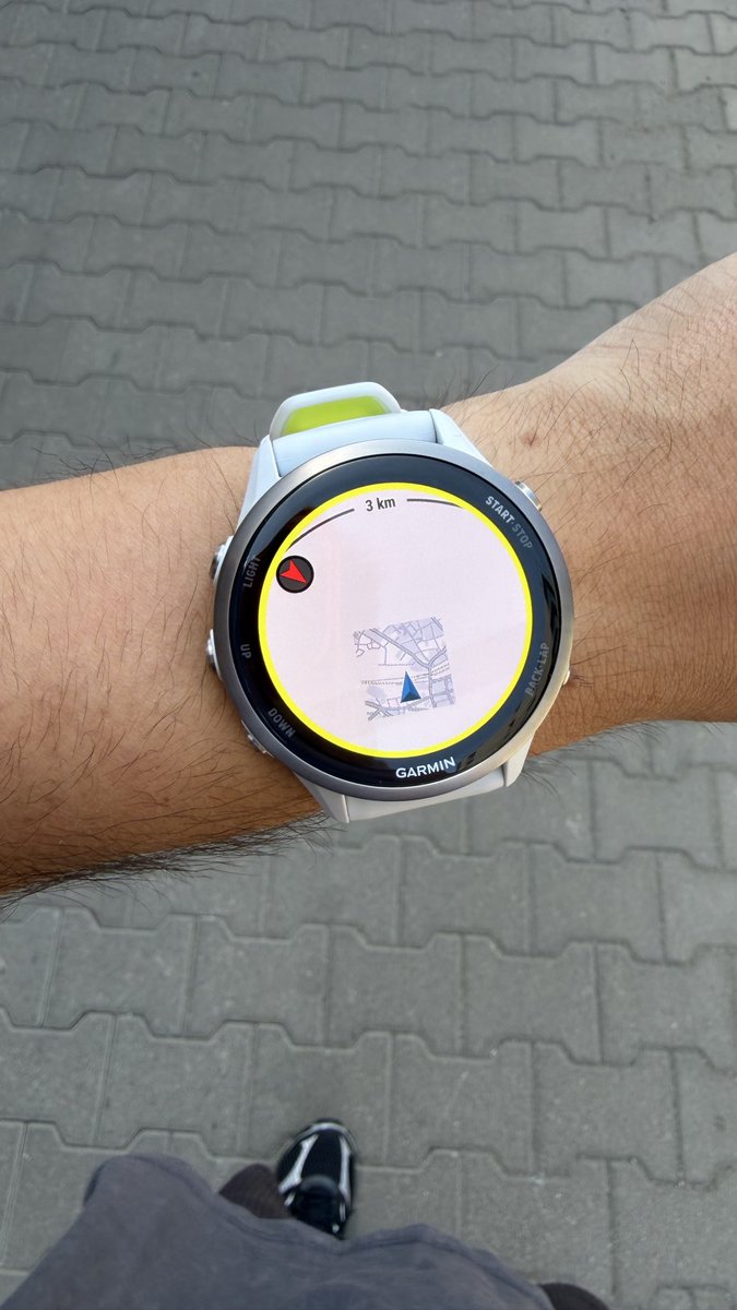 Porzuc_'s tweet photo. Dla porównania #Garmin #GarminForerunner970 

Próbuje odpalić nawigację - mapy Apple  ->udostępnij -> Garmin. Nie działa. 

Na zegarku nawiguj -> Ostatnie. Nie działa.

Obliczanie trwa w nieskończoność. Usunąłem i pobieram mapę - tragedia, trwa wieki i w dodatku zegarek się zawiesił. 

#AppleWatch Ultra 3 może ma słabszą baterię (3 dniową) ale przynajmniej jest lepszym zegarkiem sportowym niż #Garmin smartwatchem