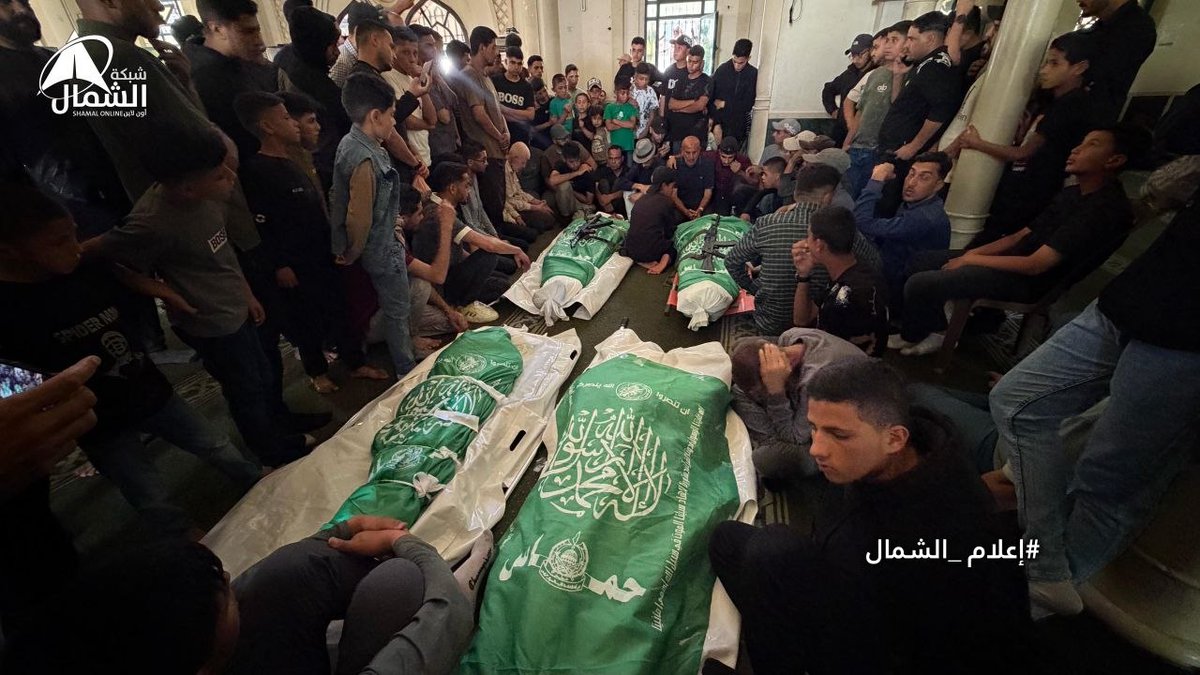 AnasAlSharif0's tweet photo. شيعت الجماهير الفلسطينية بغزة الشهيد القائد أبوعمرو عودة ظهر اليوم برفقة زوجته وأبنائه ، والذي اغتالته طائرات الاحتلال ليلة أمس بالطائرات الحربية . https://t.co/c7pTKcMQV2