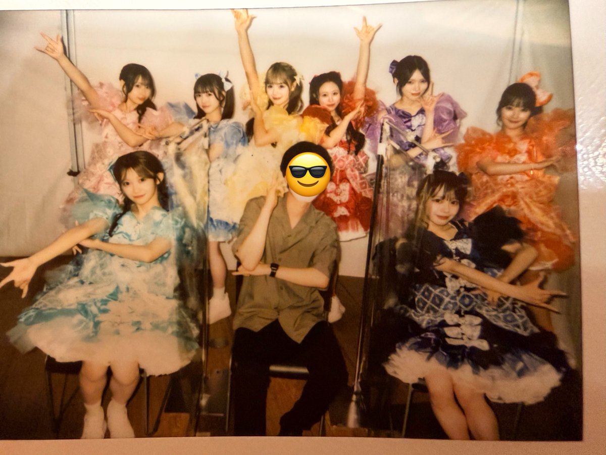 emiru_ogi's tweet photo. 5/27 📍レイクタウン
集合チェキ📸

テントの中だったからちょっと暗いし、なんなら笑瑠の腕見切れてるんだけど、

とーーーっても楽しい思い出でした！！！

えみるが「みんな！おぎすけだよ〜」って紹介してくれて、

リリイベ最後のイベントで最高の思い出になりました。。。😭😭

ほんと宝物です✨✨

#きゅーすと