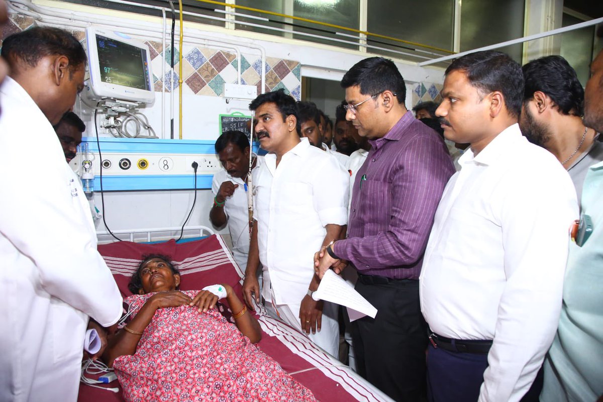 CTR_Nirmalkumar's tweet photo. மதுரை மாவட்டம் சூலப்புரத்தில் கடந்த 26.05.2026 அன்று ஏற்பட்ட இடிமின்னல் தாக்குதலில் 3 பெண்கள் உயிரிழந்ததும், காயமடைந்ததும் மிகுந்த வேதனையளிக்கிறது. முதல்வர்அண்ணன் @CMOTamilnadu அவர்களின் உத்தரவின் பேரில் இச்சம்பவத்தில் காயமடைந்து மதுரை அரசு ராஜாஜி மருத்துவமனையில் சிகிச்சை பெற்று வருபவரை இன்று (27.05.2026) நேரில் சந்தித்து ஆறுதல் தெரிவித்து. மேலும், அவர்களின் உடல்நிலை குறித்து மருத்துவர்களிடம் கேட்டறிந்து, தேவையான சிகிச்சைகளை விரைந்து வழங்குமாறு அறிவுறுத்தபட்டது.