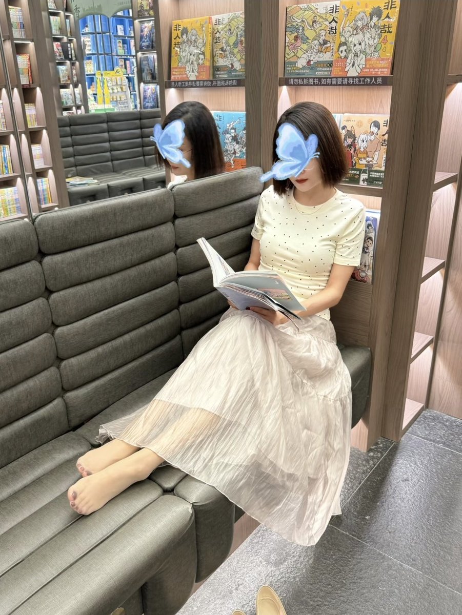 GSXD98's tweet photo. 中午吃完饭陪小衣来公司附近的书吧坐了会，她还把鞋子给脱了，我是真的一个大无语，感觉旁边的人走过都在看，你们说是不是她这美甲很有吸引力？ https://t.co/PSt8agmNOq