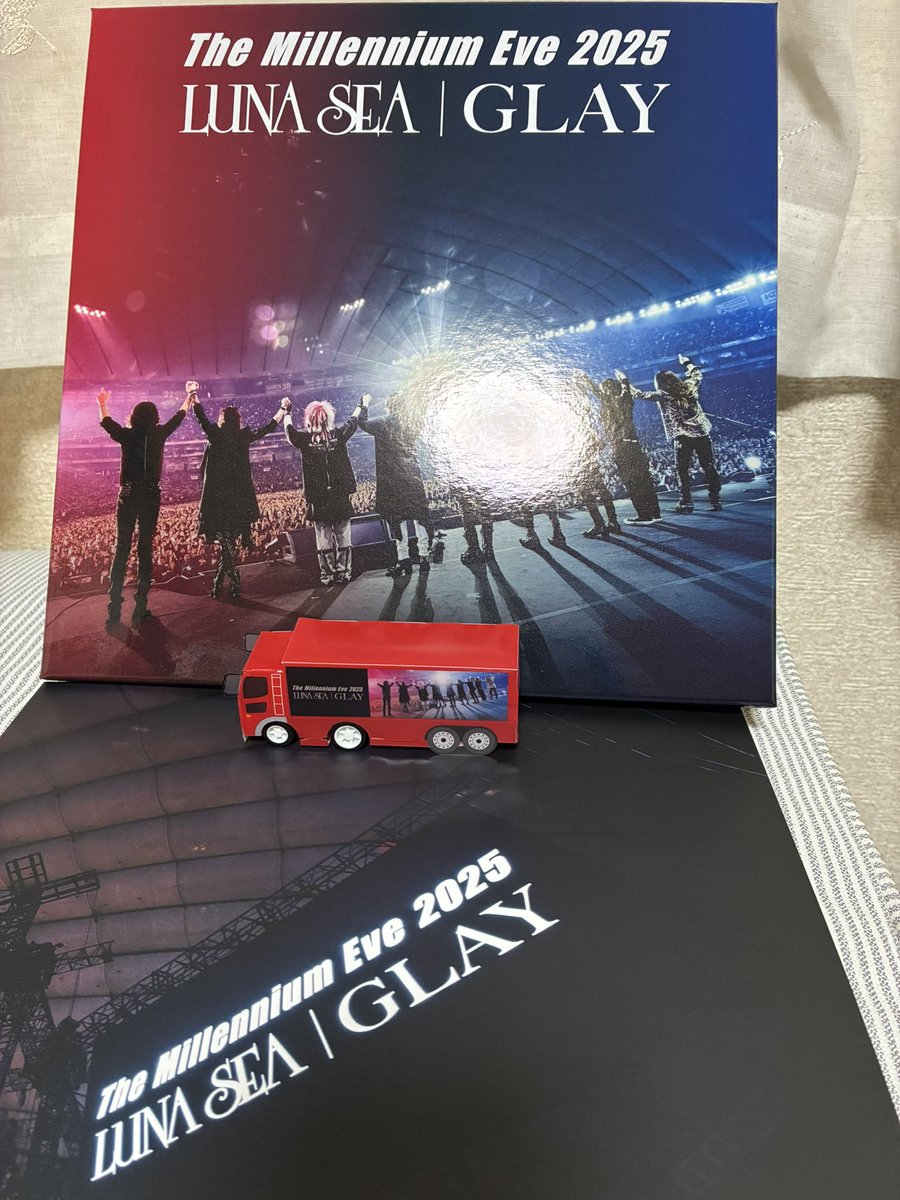 toomoon1127's tweet photo. The Millennium Eve 2025 in Tokyo Dome

昨日、帰ったら届いてて
ガーデンシアターの余韻で飲みながら観ようとるんるんしていたはずなのに
お酒飲んでるからかな
真矢さん、元気に叩いてるの見たら涙が止まらないよ

めっちゃカッコいいし可愛いよ、真ちゃん https://t.co/FJ6Llw3FML