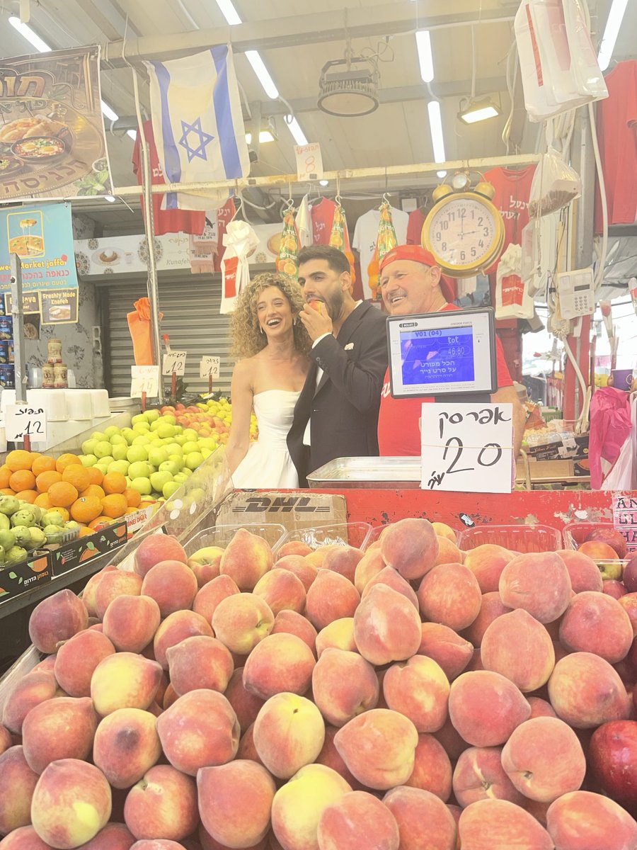 CocaCamhi's tweet photo. Hoy en el Shuk Hacarmel me encontré con estos novios que fueron a sacarse fotos. #OnlyInIsrael #IsraelSheli 🩵 https://t.co/zV6LKH0Nju