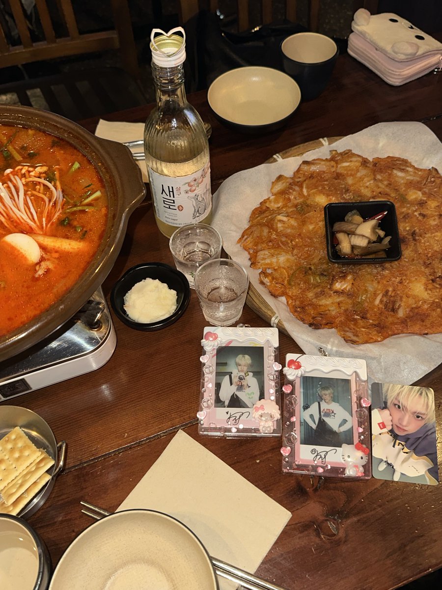 520fzy's tweet photo. 여자셋이모이면?     모디세이얘기한다💅🏻😽 https://t.co/wM33Sq9qtd