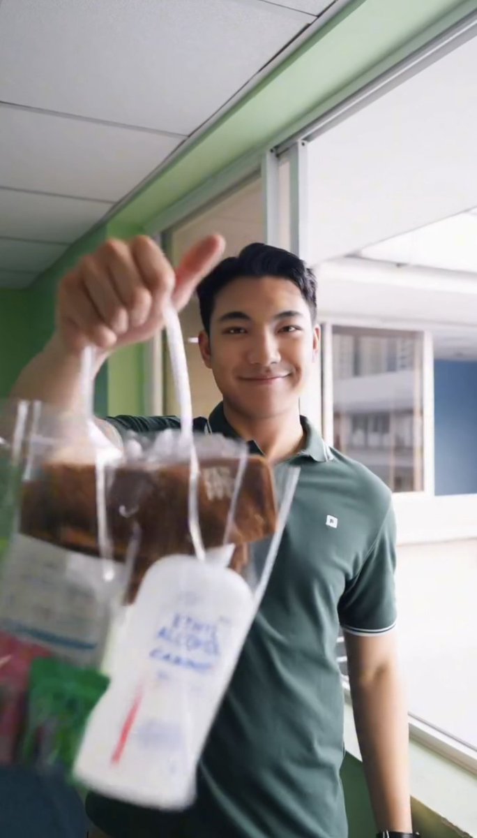 TheDarrenatics2's tweet photo. Celebrating his 25th birthday by giving back to the community, here are some of the highlights of Darren's charity event at the Philippine Children's Medical Center💚

Full reel on D's IG:
https://t.co/0bHKjQqtJz

#DARREN @Espanto2001 https://t.co/jH0RppgxXA