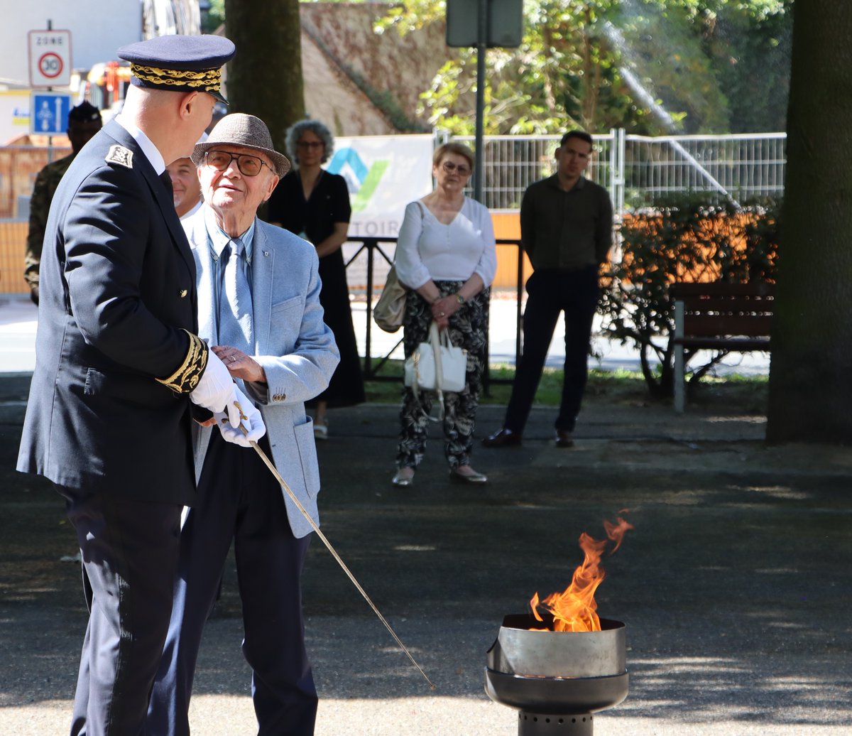 Prefet45_Centre's tweet photo. 🇫🇷 Ce matin, Hugues Moutouh, pr��fet @Prefet45_Centre a présidé la cérémonie à l’occasion de la Journée Nationale de la Résistance.

Nous honorons à jamais la mémoire des résistants tombés pour la liberté. Leur courage et leur engagement demeurent le flambeau de notre République🕊️ https://t.co/9RdOtofoWD