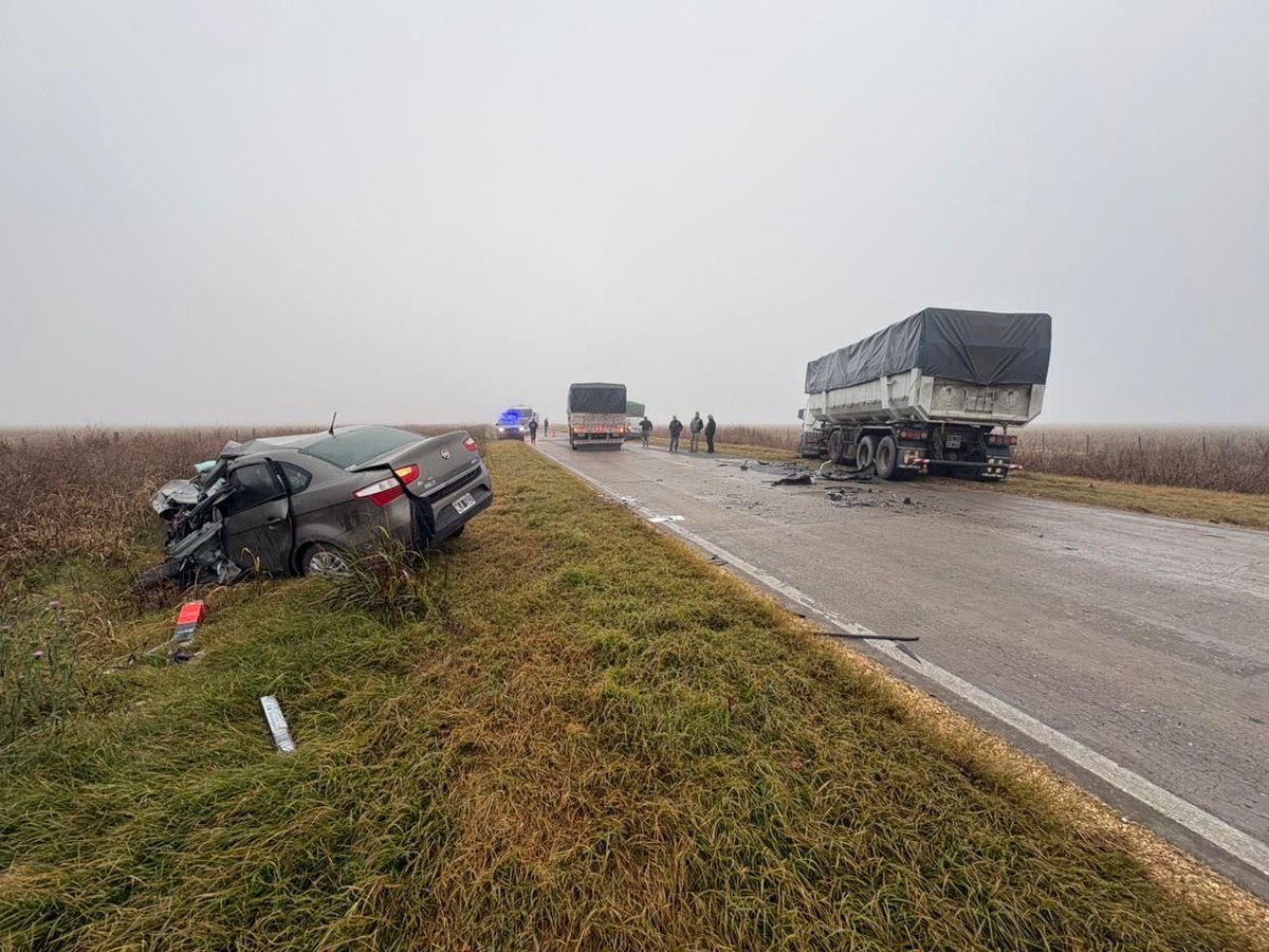 MauroYasprizza's tweet photo. 🚨Tragedia en Ricardone: un hombre murió atrapado tras un choque entre un auto y un camión

Un violento accidente de tránsito ocurrido este miércoles por la mañana en Camino de la Cremería y ruta AO12 terminó con la muerte de un hombre que quedó atrapado dentro de un Fiat Siena. En el lugar trabajaron efectivos de la Unidad Regional XVII, personal del Sies, Bomberos Zapadores y agentes de tránsito, mientras se realizaban desvíos vehiculares hacia la autopista y rutas alternativas por el corte total de la zona.