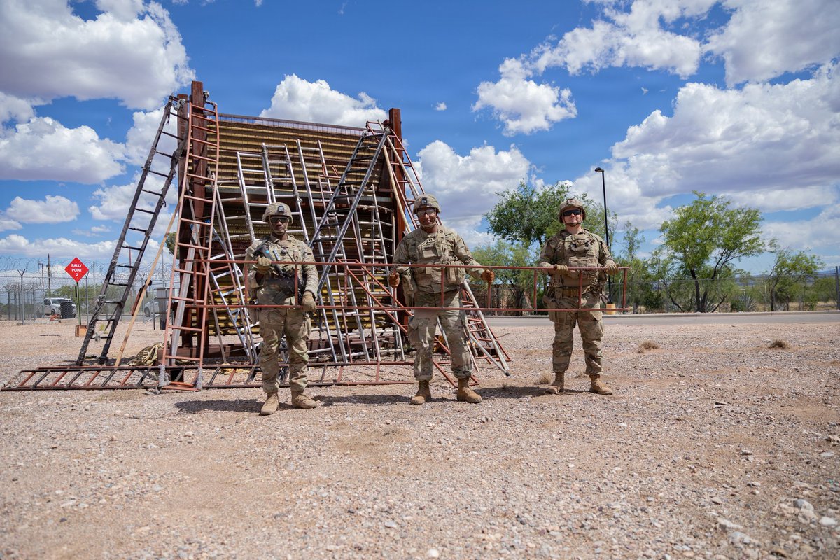 USArmyWHC's tweet photo. Clearing the way, every day. 🇺🇸
From advanced observation to removing makeshift ladders in Bisbee, AZ, @JointTFSB Soldiers provide critical support to U.S. Customs and Border Protection to secure the #southernborder.
#FreedomsGuardian @USNorthernCmd https://t.co/aA1ZPbDisF