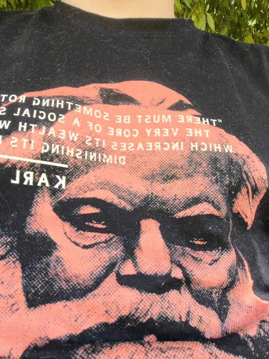 robsen94's tweet photo. Wie performativ kann man das Kapital im Park lesen? Ich: Ja. https://t.co/aWRFTWFVjE