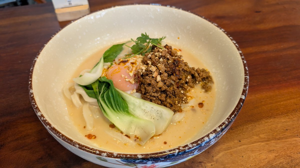 GOKO_SP's tweet photo. 散歩も楽しいリンランエリア。
歩いて行ける範囲に行ききれない程の店の数。
ラーメン店も陸続と出店する中、「うどん」の看板を掲げる店も。
圧力釜で茹で上げるバリ腰うどんに、丼もの、おにぎりがこれまた旨し!
#ベトナム駐在生活
#GOKO
#開発ばね
#スプリング https://t.co/XzqThJ7UB3