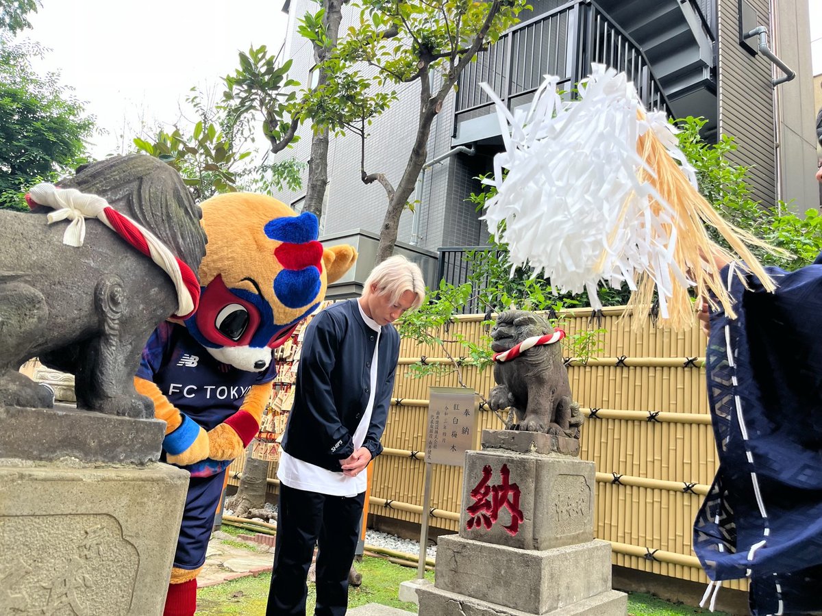 fctokyoofficial's tweet photo. 🔵#東京ドロンパ が気象神社に出没‼🔴

／
#高円寺 の #気象神社 に出没！
#仲川輝人 選手＆#東京ドロンパ が晴天祈願!!☀️
＼

仲川選手が晴天を願って描き下ろした巨大テルテル坊主を奉納しました☀☀🔵🔴
今回のグッズは販売も予定をしているので、続報をお待ちください🎁✨

晴れのコクリツで一緒に勝利を掴み獲りましょう🔵 🔴
#AIDEMDAY #国立最終熱戦 #BigThankYouDay 
#ThisisTOKYO #THE国立DAY
#fctokyo #tokyo