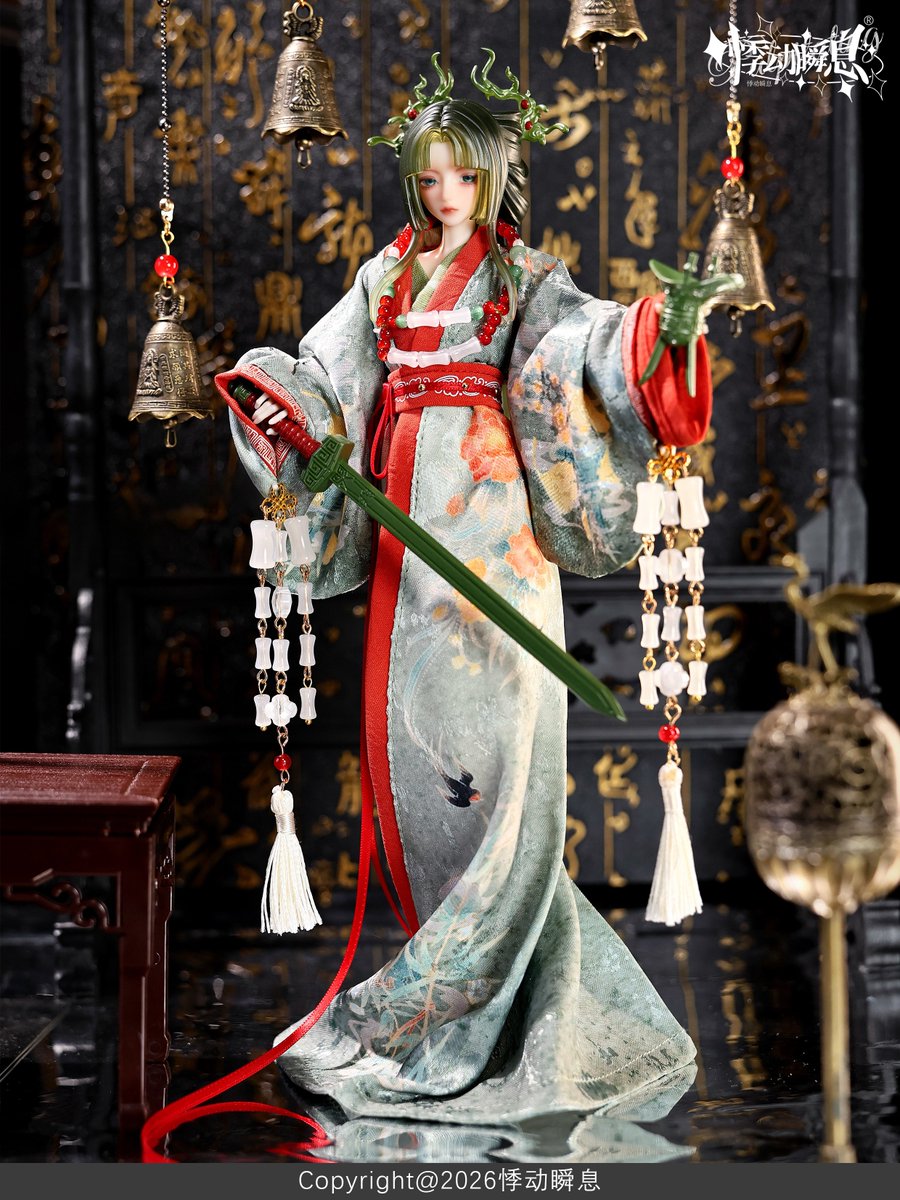 hermeow_shop's tweet photo. 📢🆕ブランドドール新作速報🆕📢
「悸動瞬息」社より、特1/6スケール、中国歴史文物をモチーフに、千年の時をめぐる中国古典美人BJDブランドドールシリーズ「風月千年」をご紹介✨
今回は通常種類の【戦国・青銅氷鑑】の実物写真が公開されました！

青銅剣と青銅酒器は付属品です❣
ボックス内に付属している別の手パーツに交換することで、手に持たせることができます。
入れ目タイプの顔パーツおよび視線可動設計を採用👀

ラインナップは通常6種＋シークレット1種＋単品ドールフル1種＋色違い2種、高さ約22cm。

本商品の関連ツイートはこちら：
https://t.co/NYMLf46mvl
