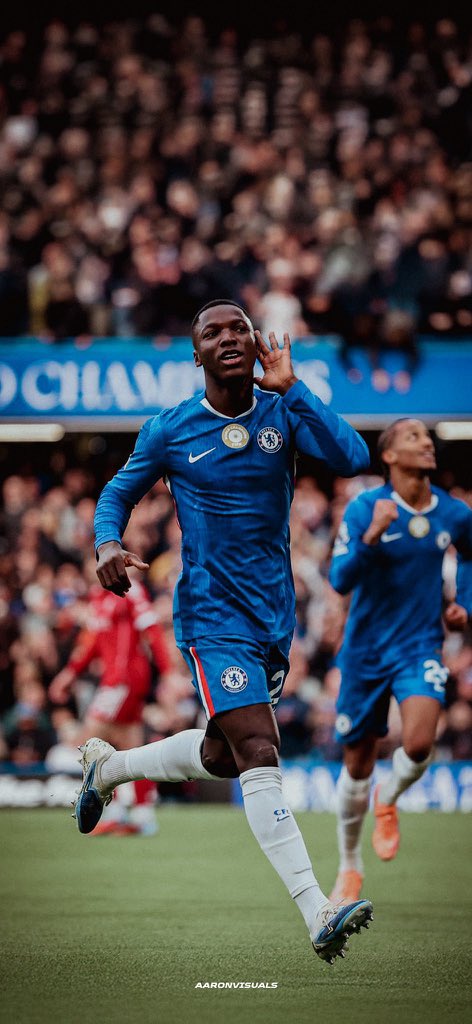 ChelseaEleven's tweet photo. Joao Pedro bicara tentang rekan-rekannya di Chelsea dalam wawancara dengan Rio Ferdinand:

✓ tentang Cole Palmer:

Sebelumnya saya tidak berpikir dia sebagus itu. tapi sekarang saya bermain bersamanya Palmer beda banget, kreatif, bisa ubah permainan dalam sekejap. 👏

Joao Pedro yakin Palmer bisa langsung starting untuk tim Brazil saat ini di bawah Ancelotti, bahkan sebagai nomor 10 karena Brazil kurang punya tipe pemain seperti dia. 

✓ tentang Reece James:
 
Kalau Reece James bisa terus fit, saya yakin dia bakal jadi nomor satu 100% (bek kanan terbaik di dunia).

Hakimi memang lebih cepat dan kuat berlari, tapi Reece lebih lengkap. Dia bisa bertahan, menyerang, ambil free-kick, dan corner. 💪

✓ tentang Moisés Caicedo:

Pemain yang paling saya suka lawan saat latihan adalah Caicedo. Dia kuat dan selalu bikin hidup saya sulit.

Tapi saya suka itu, karena dia bilang ke saya: Saya suka melawan pemain bagus. Ayo 1 lawan 1 dengan saya. 🔥

✓ tentang Cucurella:

Cucurella selalu bercanda setiap hari. Tapi sebelum pertandingan dia jadi pendiam dan tidak banyak bicara.

Begitu masuk lapangan, dia langsung tekel sana-sini dan melakukan segalanya karena dia benar-benar ingin menang. #CFC 

Rio Ferdinand Presents YT