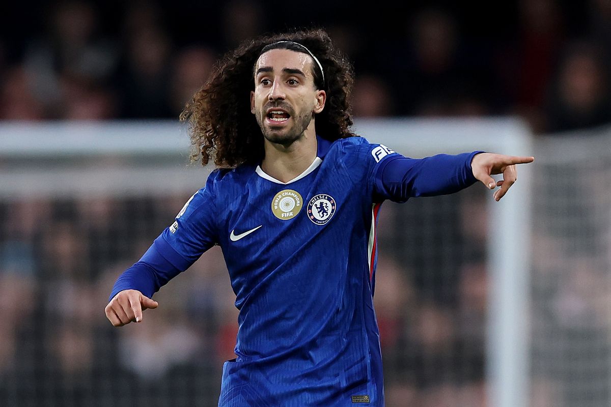 ChelseaEleven's tweet photo. Joao Pedro bicara tentang rekan-rekannya di Chelsea dalam wawancara dengan Rio Ferdinand:

✓ tentang Cole Palmer:

Sebelumnya saya tidak berpikir dia sebagus itu. tapi sekarang saya bermain bersamanya Palmer beda banget, kreatif, bisa ubah permainan dalam sekejap. 👏

Joao Pedro yakin Palmer bisa langsung starting untuk tim Brazil saat ini di bawah Ancelotti, bahkan sebagai nomor 10 karena Brazil kurang punya tipe pemain seperti dia. 

✓ tentang Reece James:
 
Kalau Reece James bisa terus fit, saya yakin dia bakal jadi nomor satu 100% (bek kanan terbaik di dunia).

Hakimi memang lebih cepat dan kuat berlari, tapi Reece lebih lengkap. Dia bisa bertahan, menyerang, ambil free-kick, dan corner. 💪

✓ tentang Moisés Caicedo:

Pemain yang paling saya suka lawan saat latihan adalah Caicedo. Dia kuat dan selalu bikin hidup saya sulit.

Tapi saya suka itu, karena dia bilang ke saya: Saya suka melawan pemain bagus. Ayo 1 lawan 1 dengan saya. 🔥

✓ tentang Cucurella:

Cucurella selalu bercanda setiap hari. Tapi sebelum pertandingan dia jadi pendiam dan tidak banyak bicara.

Begitu masuk lapangan, dia langsung tekel sana-sini dan melakukan segalanya karena dia benar-benar ingin menang. #CFC 

Rio Ferdinand Presents YT