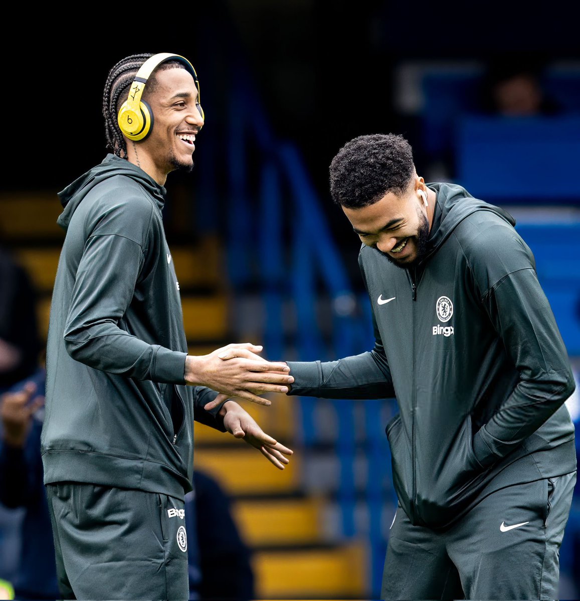 ChelseaEleven's tweet photo. Joao Pedro bicara tentang rekan-rekannya di Chelsea dalam wawancara dengan Rio Ferdinand:

✓ tentang Cole Palmer:

Sebelumnya saya tidak berpikir dia sebagus itu. tapi sekarang saya bermain bersamanya Palmer beda banget, kreatif, bisa ubah permainan dalam sekejap. 👏

Joao Pedro yakin Palmer bisa langsung starting untuk tim Brazil saat ini di bawah Ancelotti, bahkan sebagai nomor 10 karena Brazil kurang punya tipe pemain seperti dia. 

✓ tentang Reece James:
 
Kalau Reece James bisa terus fit, saya yakin dia bakal jadi nomor satu 100% (bek kanan terbaik di dunia).

Hakimi memang lebih cepat dan kuat berlari, tapi Reece lebih lengkap. Dia bisa bertahan, menyerang, ambil free-kick, dan corner. 💪

✓ tentang Moisés Caicedo:

Pemain yang paling saya suka lawan saat latihan adalah Caicedo. Dia kuat dan selalu bikin hidup saya sulit.

Tapi saya suka itu, karena dia bilang ke saya: Saya suka melawan pemain bagus. Ayo 1 lawan 1 dengan saya. 🔥

✓ tentang Cucurella:

Cucurella selalu bercanda setiap hari. Tapi sebelum pertandingan dia jadi pendiam dan tidak banyak bicara.

Begitu masuk lapangan, dia langsung tekel sana-sini dan melakukan segalanya karena dia benar-benar ingin menang. #CFC 

Rio Ferdinand Presents YT