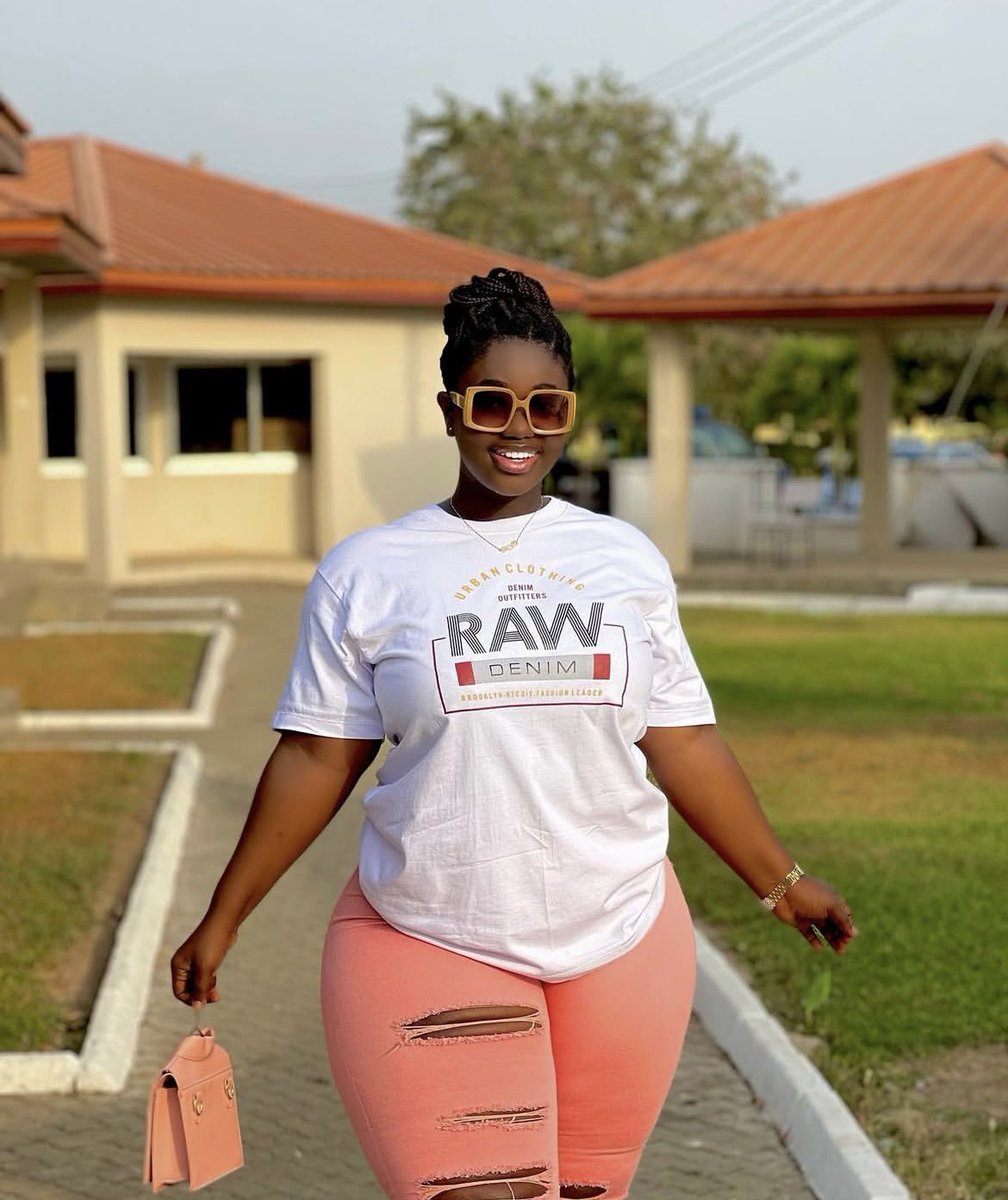 RoseAbenate's tweet photo. Hi I’m 19, do you like me?🤎🎀🎉 https://t.co/GxRHyat5S3