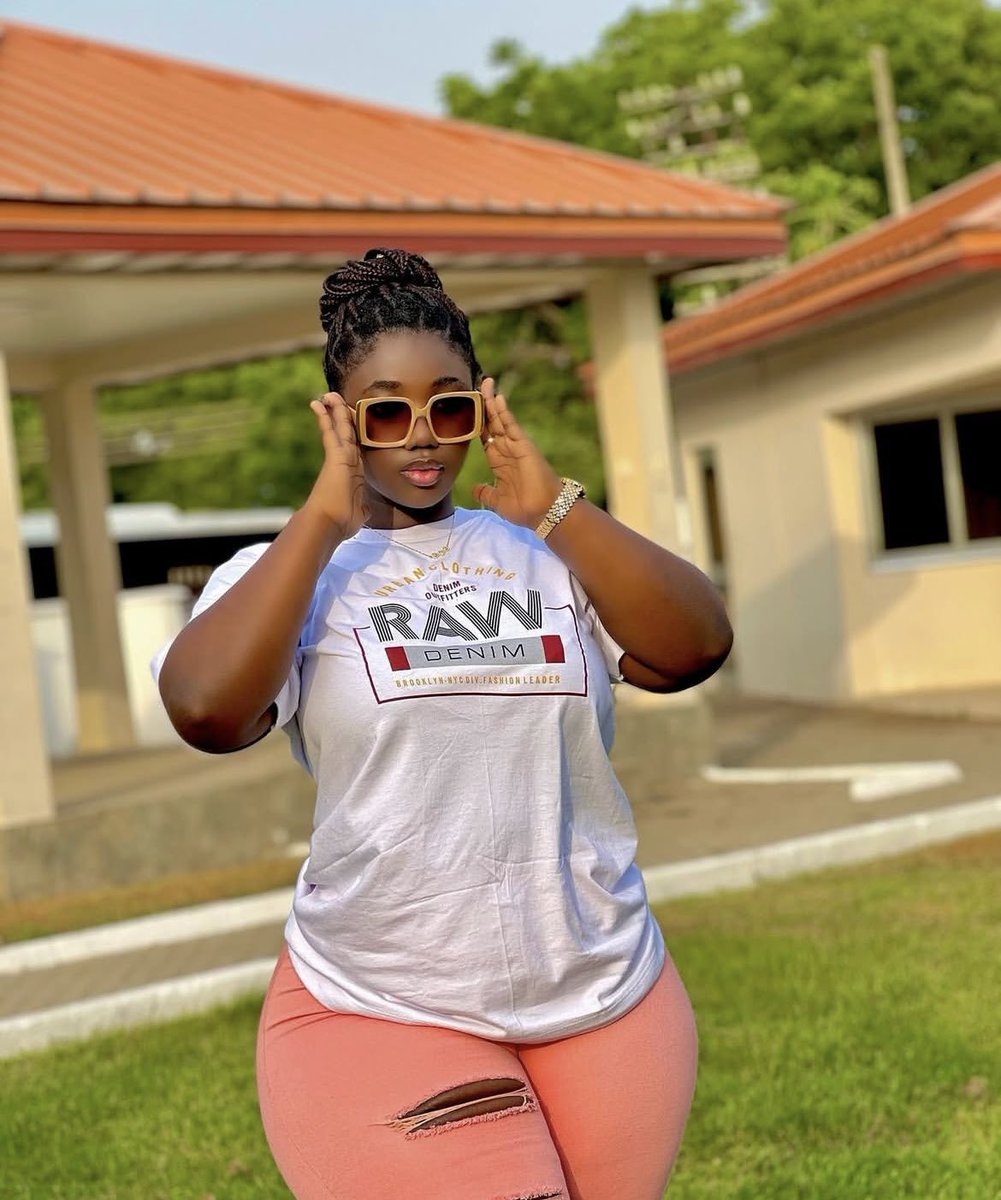 RoseAbenate's tweet photo. Hi I’m 19, do you like me?🤎🎀🎉 https://t.co/GxRHyat5S3