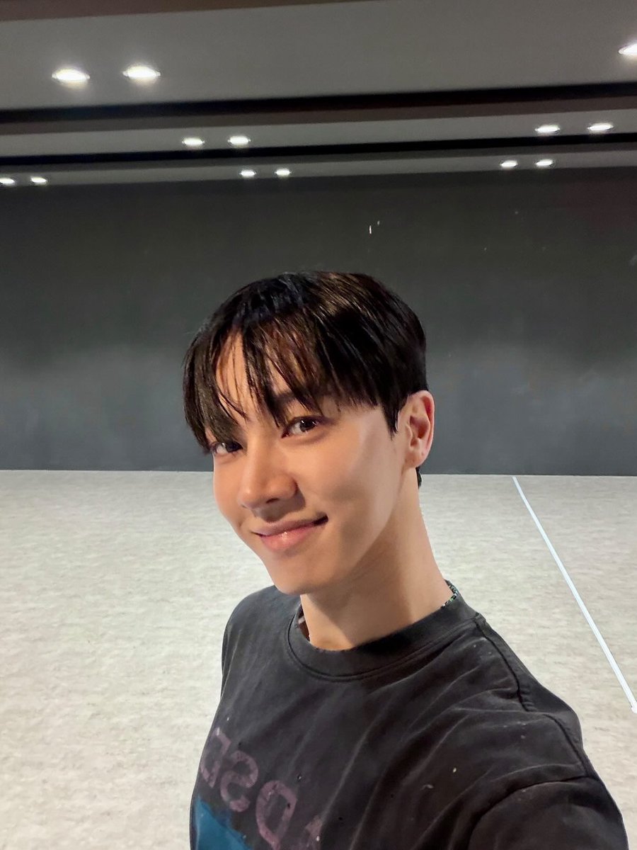 gttkinsta0000's tweet photo. 260527 기광이 공지채널💚  

💚 비가 왔다 안왔다 하네요 습기때매 힘들고 덥죠? 모두 그래도 맛있는
음식
드시고 기운 차려보시죠!!
오늘도 끝까지 화이팅💚

#이기광 #기광 #LEEGIKWANG #GIKWANG @900_330 https://t.co/Hdm7Zlsj03