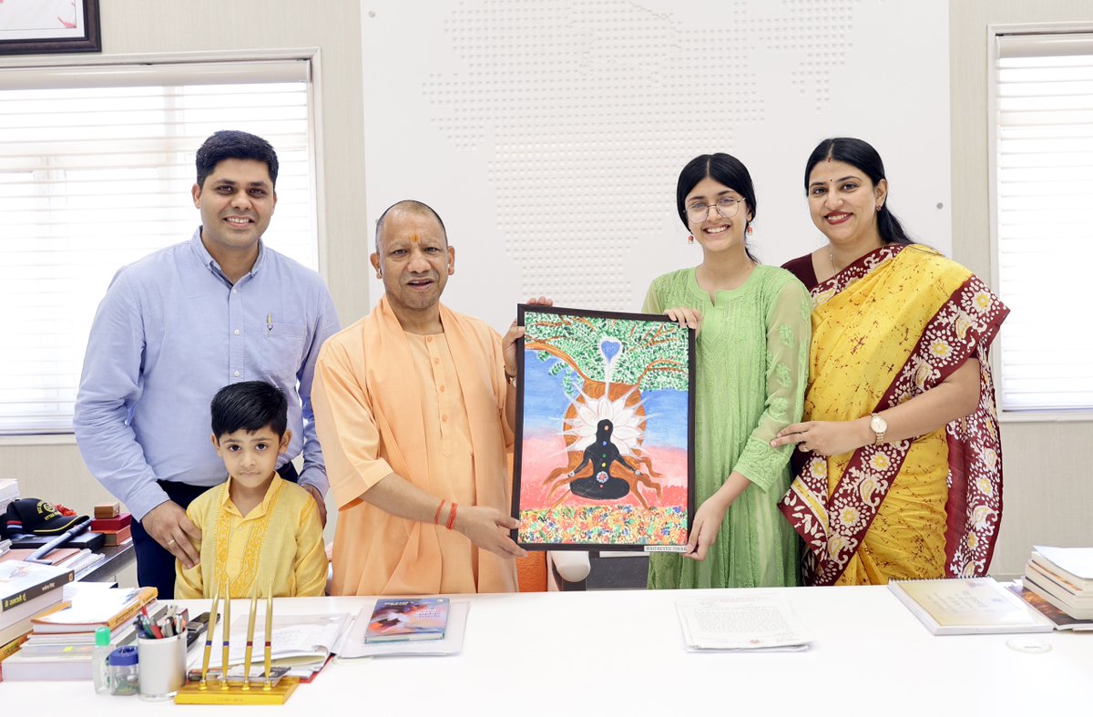 myogioffice's tweet photo. मुख्यमंत्री श्री @myogiadityanath जी महाराज से आज लखनऊ में किंग जार्ज मेडिकल यूनिवर्सिटी (KGMU), लखनऊ के एनेस्थीसिया विभाग के प्रोफेसर डॉ. तनमय तिवारी जी ने सपरिवार शिष्टाचार भेंट की। https://t.co/mj5b3ZWXBK