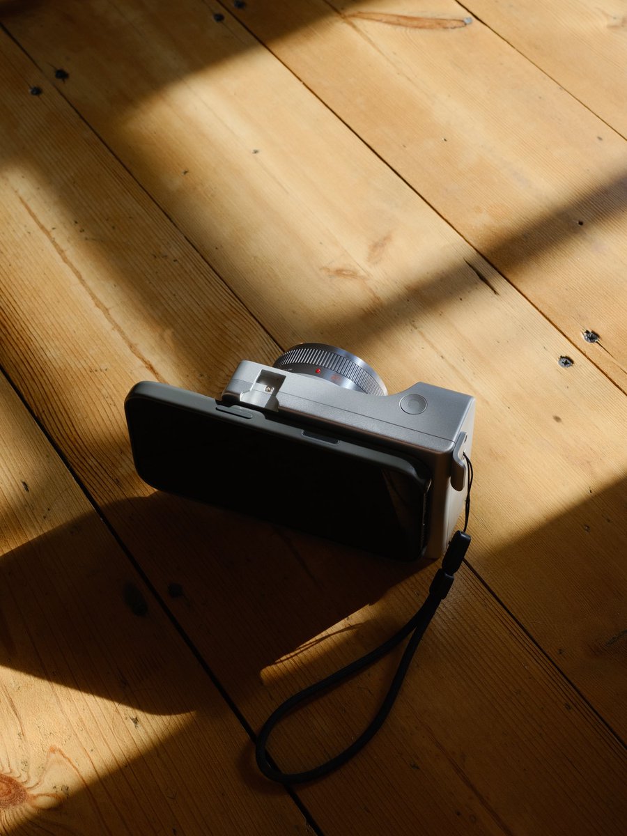 novikoff's tweet photo. Finally get my hands on the Caira camera prototype.
- MFT Sensor / bayonet
- Photos and videos saves directly on the iPhone
- Pretty comfortable to use
- RAW / JPG

I will spend about 2 weeks with it and post some results later. https://t.co/9nTagpwOO1