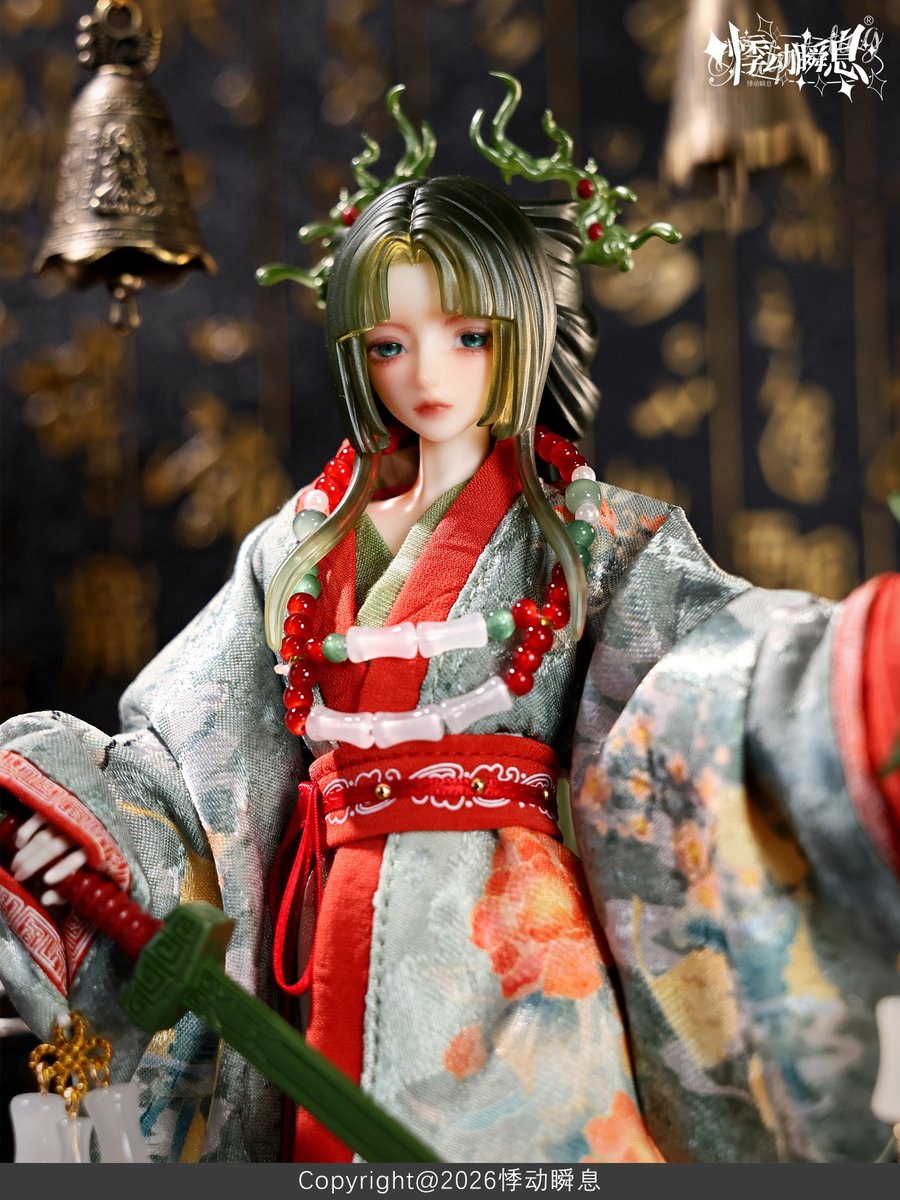 hermeow_shop's tweet photo. 📢🆕ブランドドール新作速報🆕📢
「悸動瞬息」社より、特1/6スケール、中国歴史文物をモチーフに、千年の時をめぐる中国古典美人BJDブランドドールシリーズ「風月千年」をご紹介✨
今回は通常種類の【戦国・青銅氷鑑】の実物写真が公開されました！

青銅剣と青銅酒器は付属品です❣
ボックス内に付属している別の手パーツに交換することで、手に持たせることができます。
入れ目タイプの顔パーツおよび視線可動設計を採用👀

ラインナップは通常6種＋シークレット1種＋単品ドールフル1種＋色違い2種、高さ約22cm。

本商品の関連ツイートはこちら：
https://t.co/NYMLf46mvl