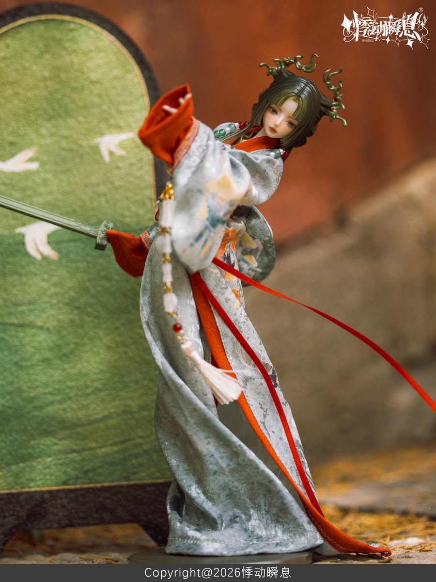 hermeow_shop's tweet photo. 📢🆕ブランドドール新作速報🆕📢
「悸動瞬息」社より、特1/6スケール、中国歴史文物をモチーフに、千年の時をめぐる中国古典美人BJDブランドドールシリーズ「風月千年」をご紹介✨
今回は通常種類の【戦国・青銅氷鑑】の実物写真が公開されました！

青銅剣と青銅酒器は付属品です❣
ボックス内に付属している別の手パーツに交換することで、手に持たせることができます。
入れ目タイプの顔パーツおよび視線可動設計を採用👀

ラインナップは通常6種＋シークレット1種＋単品ドールフル1種＋色違い2種、高さ約22cm。

本商品の関連ツイートはこちら：
https://t.co/NYMLf46mvl