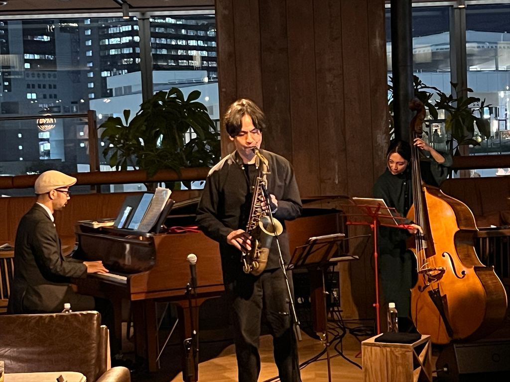 mitsuma6005's tweet photo. サックスプレーヤー 中村智由 大阪LIVEへ！中村智由は小中学校の仲良し同窓生。中学生の時、一緒に渡辺貞夫LIVEに行ったことを思い出す。45年以上経った今もLIVEで会い、馬鹿話ができる関係であること本当にうれしく思う。#サックスプレーヤー #中村智由 #大阪ブルーヤード #みつま整骨院 #豊中市 https://t.co/x6KL1cWJf1