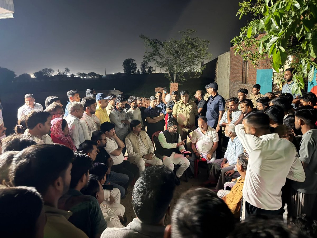 mshrikanttyagi's tweet photo. ग्राम-बनवारीपुर, विधानसभा-जेवर जनपद-गौतमबुद्ध नगर उत्तर प्रदेश निवासी श्री तारेमल शर्मा जी के नाबालिग 13 वर्षीय पुत्र गोपाल शर्मा की निर्मम हत्या हृदय विदारक व अत्यंत पीड़ादायक एवं अति निंदनीय है। उक्त के संबंध में शोकाकुल परिजनों से भेट कर उनकी पीड़ा को सुनकर उक्त जघन्य हत्या में पंजीकृत अभियोग में वांछित अपरिधियों के विरुद्ध दण्डात्मक व कठोर कार्यवाही किए जाने हेतु जनपद के वरिष्ठ अधिकारियों को निर्देशित करते हुए मा.श्रीकान्त त्यागी जी संस्थापक एवं राष्ट्रीय अध्यक्ष, राष्ट्रवादी नवनिर्माण दल।

प्रेषक एडमिन:- 
मा.श्रीकान्त त्यागी जी 
संस्थापक/राष्ट्रीय अध्यक्ष, राष्ट्रवादी नवनिर्माण दल 
संपर्क सूत्र-: 9557644320

#justiceforgopalsharma #rip #Jewar #NoidaAirport
#Brahman #Bhriguvanshi #vipra #ब्राह्मण #भृगुवंशी  #विप्र_समाज #रा_न_द #rnd4bharat #tyagibrahmanbhumiharsamaj  #misson2027 #राष्ट्रवादी_नवनिर्माण_दल #ShrikantTyagi #tyagi  #tyagibhumihar #RashtrawadiNavnirmanDal #boycottbjp #Modinagar #श्रीकान्त_त्यागी #tyagi_Bhumihar_samaj  #shrikanttyagi #ShrikantBhaiyaYouthBrigade #TeamShrikantTyagi  #राष्ट्रीय_अध्यक्ष_रानद
#संस्थापक_रानद