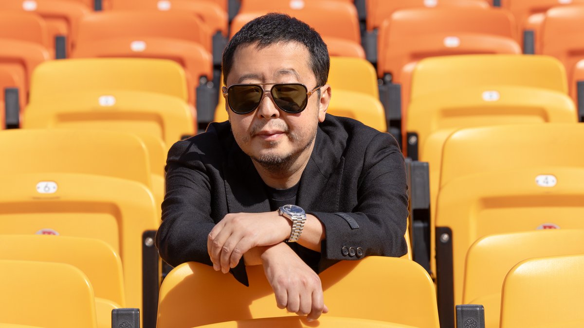 ROLEX's tweet photo. Acclaimed director Jia Zhang-Ke has influenced cinema with films telling the stories of Chinese people in a changing nation. For the filmmaker and member of the #RolexFamily, the recognition helps his commitment to the art form. More on https://t.co/wIyAs3pPqf #Reachforthecrown https://t.co/J2mKPJlNnO