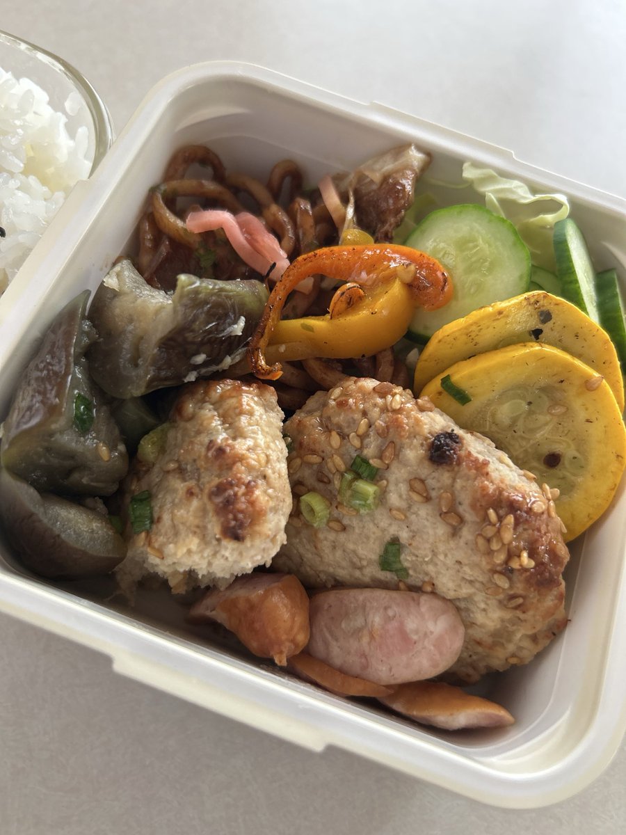 gotothefuture9's tweet photo. お弁当！
#つくねハンバーグ 
#焼そば 
#ウインナー https://t.co/j4q8peEXuo