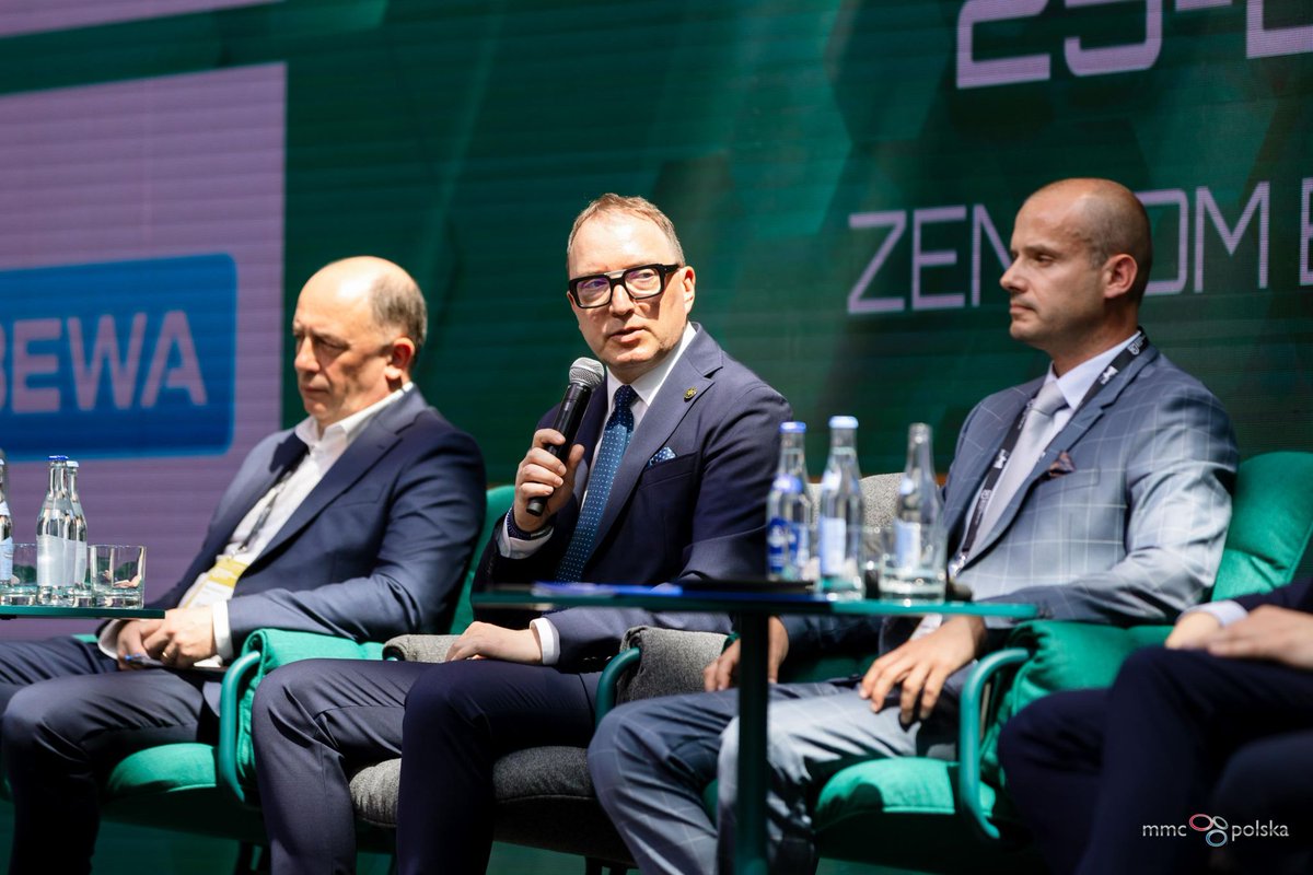 totalsecuritypl's tweet photo. Zakończyliśmy panel „Przemysł lotniczy” ✈️
 
Dyskusja koncentrowała się na roli infrastruktury lotniczej w zapewnieniu ciągłości operacji i odporności na zagrożenia, a także na wyzwaniach związanych z zarządzaniem ruchem lotniczym w sytuacjach kryzysowych. https://t.co/Ko7JD8h3Kj
