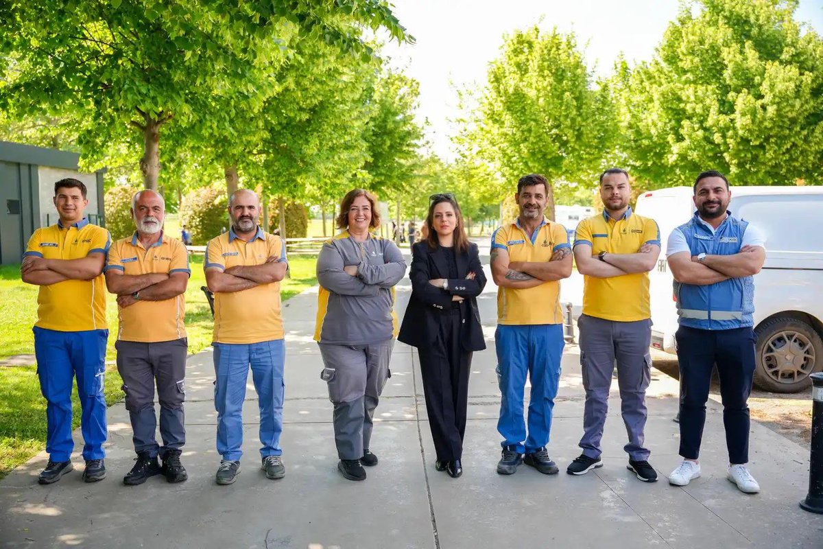 ispark's tweet photo. Genel Müdürümüz Neyran Elayak ve yöneticilerimiz, bayram boyunca İstanbul’umuz için özveriyle görev başında olacak çalışma arkadaşlarımızı otoparklarımızda ziyaret ederek bayramlarını kutladı.

İSPARK ailesi olarak, hep birlikte huzur ve mutluluk dolu yarınlara ulaşmayı temenni ediyor; sevdiklerinizle geçireceğiniz güzel bir bayram diliyoruz. Kurban Bayramımız mübarek olsun.

#İSPARK #KurbanBayramı
