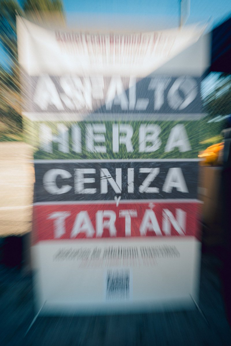 Daniel_Cean's tweet photo. 'Ceniza' en el foco, el libro 📙 en primer plano y el autor sonriente al fondo. Así captó📸 @vsmphotoevents nuestra presencia con 'Asfalto, hierba, ceniza y tartán'  en el Memorial de Atletismo @QuadraRuta de la @APCeniza https://t.co/eBMKo8wrnv