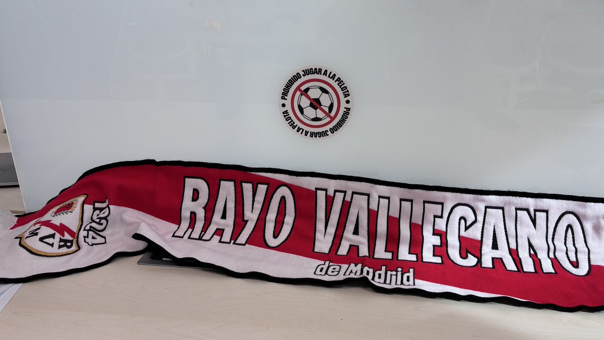 davidbriz8's tweet photo. Imposible no acordarse hoy de los 4 años que viví en el Rayo Vallecano. Desde el día 1 en que llegué a Vallecas entendí lo especial que es ese club y ese barrio. Eternamente agradecido y atravesado por la franja. La de hoy es una fecha y un partido para la historia. Mucha suerte. https://t.co/CGYXMV4I0x