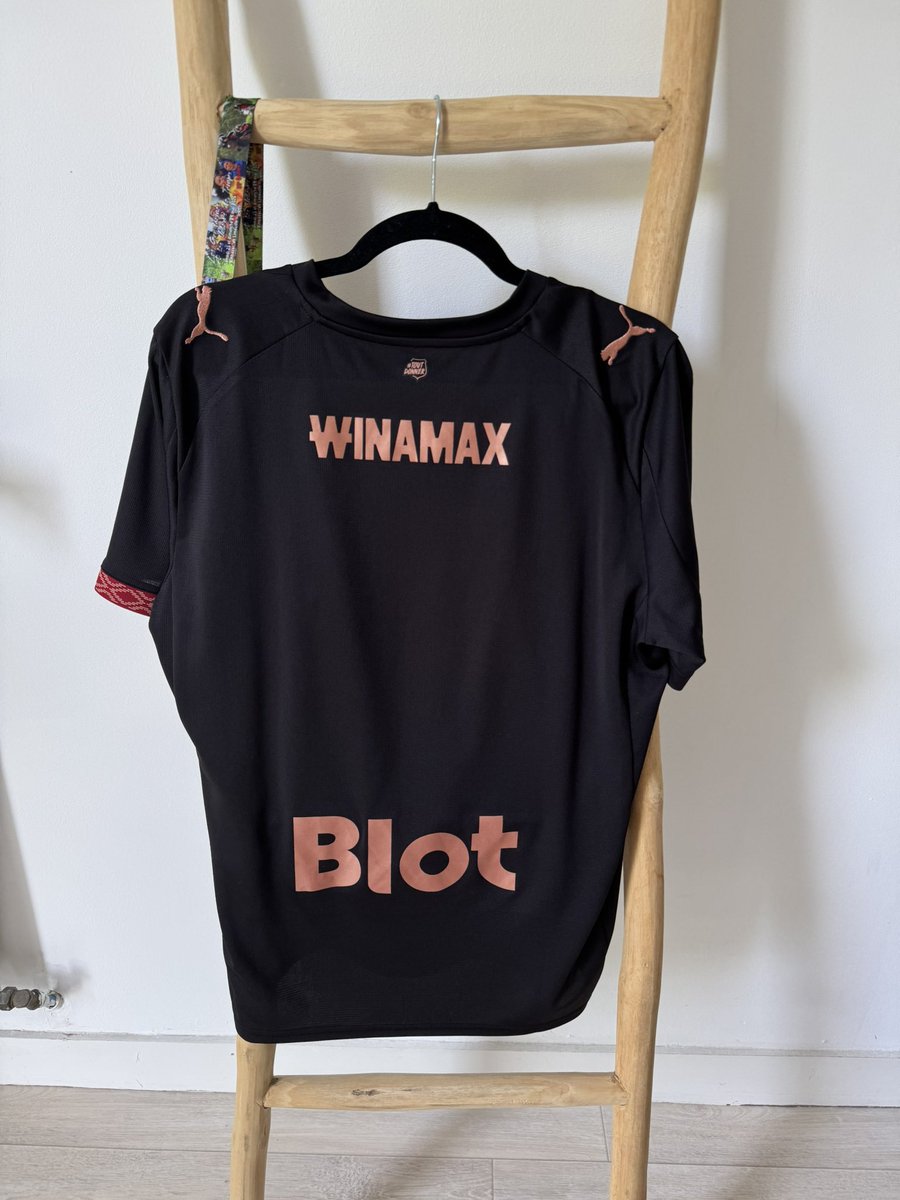 Jueallin's tweet photo. Hello !

Je vends mon maillot third saison 2025/2026
taille : M
état : niquel mis 1 seule fois
acheté en boutique en décembre 2025

pas floqué. 

Je le mets à 75 euros. 
Possible d’envoi en mondial Relay à ma charge :)
Ou remise en main propre sur Bruz, Rennes

Belle journée ! https://t.co/9bbar5UHbo