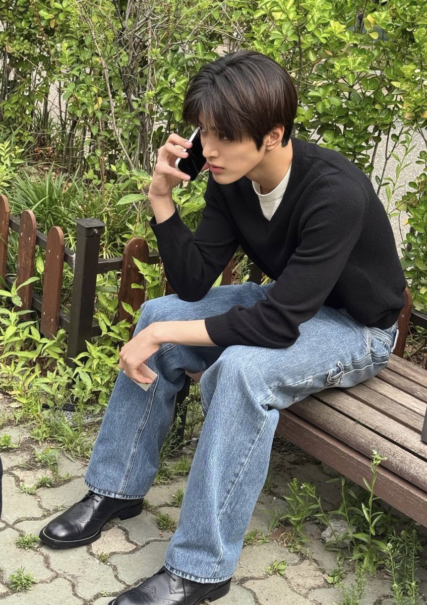 디.. tweet media