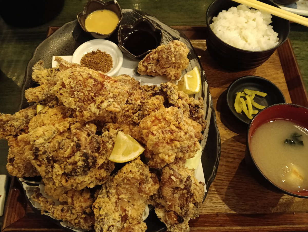 Wc9Pp's tweet photo. 西中島南方の媛で唐揚げを。食べ切れない8個はお持ち帰りに。
唐揚げは妻のお手製が一番美味しいですが、次に家族お気に入りのお好み焼き屋ので、三番手がここ媛のかな。

昼食でお腹いっぱい過ぎて、晩ご飯食べれるかな？ https://t.co/h9Mi46dmUn
