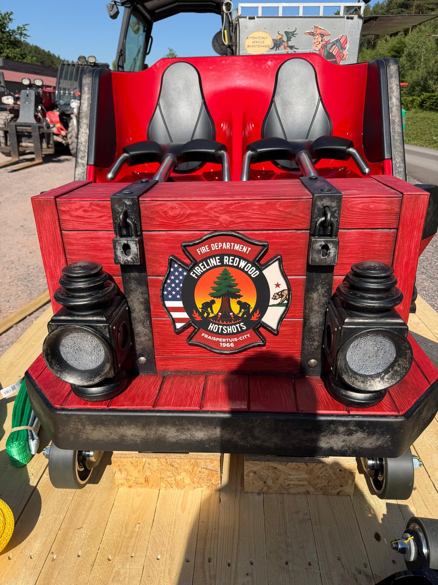 fraispertuis's tweet photo. Aujourd'hui on ouvre des colis un peu spéciaux ! 

Nous sommes heureux de vous présenter le train de Fireline Redwood ! 🚒🔥🧯

La mise sur les rails est imminente ! 🎢😍 https://t.co/plod0LpJfe