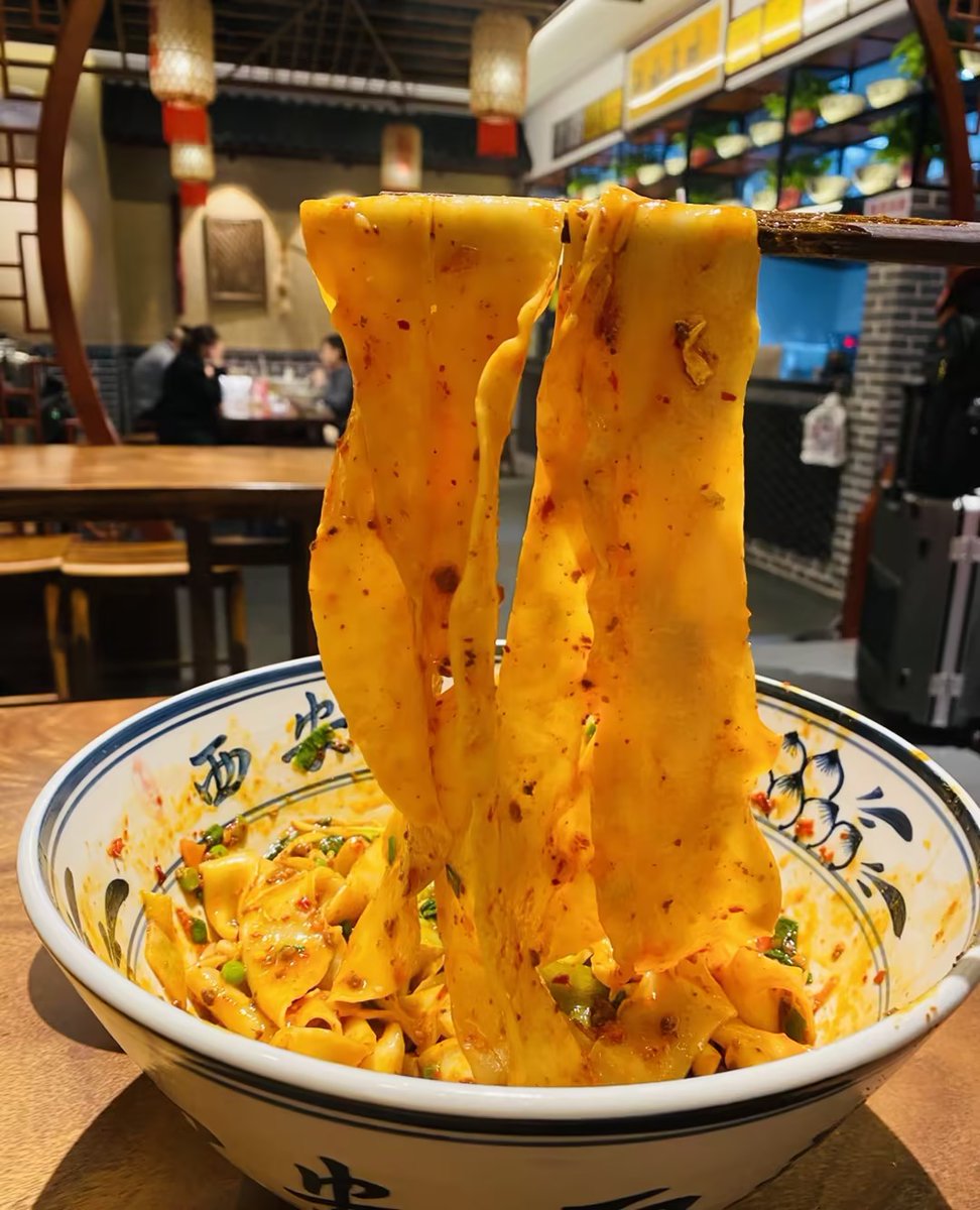 bigproapps's tweet photo. 西安是一座充滿歷史氣息的城市，登上鐘鼓樓，你仿佛能夠看到千百年前的長安城，置身鐘鼓樓中點上一份下午茶，歷史便與現代交織。西安也是一座美食之城，這裏擁有各式各樣的麵食，剛到西安我就嘗了嘗這裏的肉夾饃和油潑麵，一句話評價：在西安，想減肥是不可能的。 https://t.co/Rbd5E4AVUe