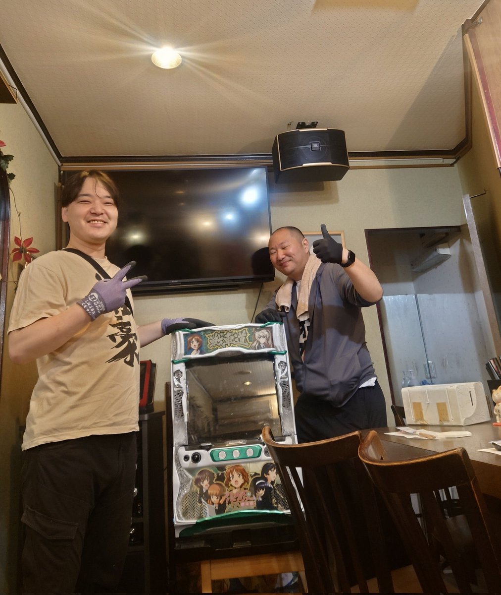 bt42kizk's tweet photo. 小岩のスナックゆきえさんからガルパンのスロットを譲って頂き、秋葉→台場→大洗でフィニッシュです。

ちゃんとオープンまでに戻ってこれました！ https://t.co/h8LsosBsNI