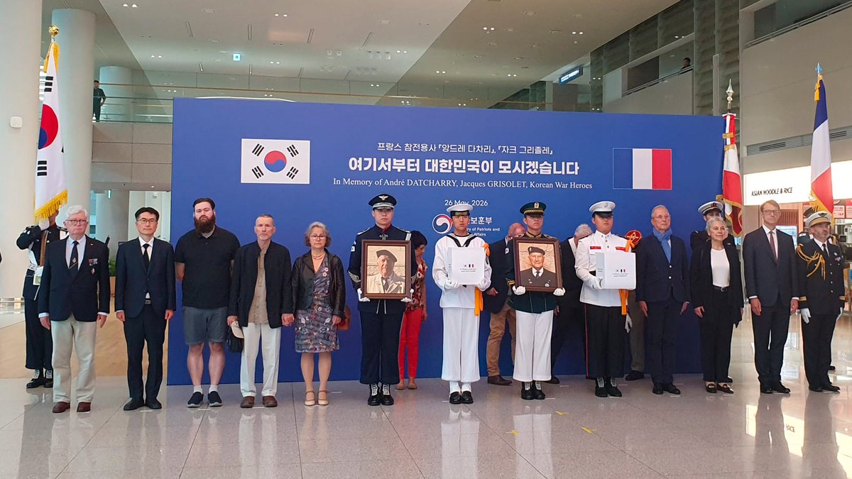 FranceenCoree's tweet photo. 대한민국 국가보훈부는 인천공항에서 거행된 고(故) 앙드레 다차리 용사 및 고(故) 자크 그리졸레 용사의 유해 봉환식에서 경의를 표했습니다. 오늘 부산 유엔기념공원에서 유해 안장식이 거행됩니다. https://t.co/oZF6yUd0Zo