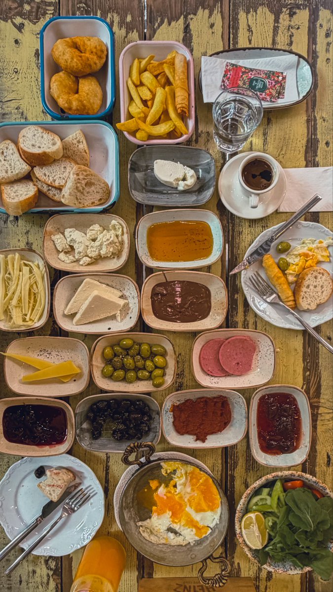 kiethwalter's tweet photo. Turkish breakfast spread 🇹🇷 https://t.co/OdThgZ1nZy