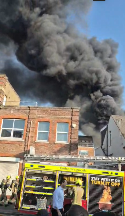 AhadX's tweet photo. 🚨Around 100 firefighters have been dispatched following reports of a fire at a premises containing a ground-floor shop with residential properties above. #GoldersGreen

#London Emergency services remain at the scene. https://t.co/7FW0xsu2BN