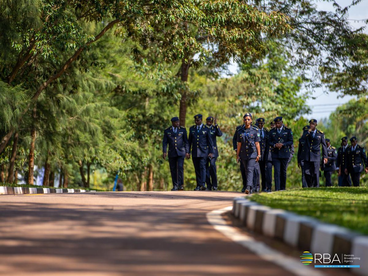 rbarwanda's tweet photo. Abarangije amasomo yatangirwaga muri PTS Gishari ni 436 barimo abagore 109 mu gihe abandi 327 ari abagabo. 

Harimo abari basanzwe ari abapolisi bongeraga ubumenyi mu gihe abandi ari bwo bagiye kwinjira muri Polisi y’Igihugu.

Muri bo kandi harimo abanyamahanga 9 baturutse muri Seychelles. #RBAAmakuru